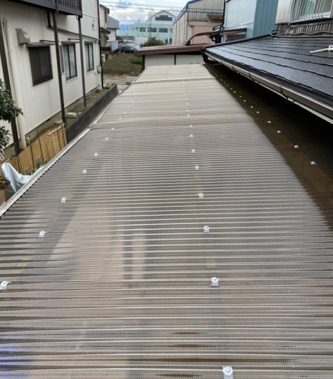 名古屋市にて足場設置の為に撤去したポリカ屋根を新品で復旧しました