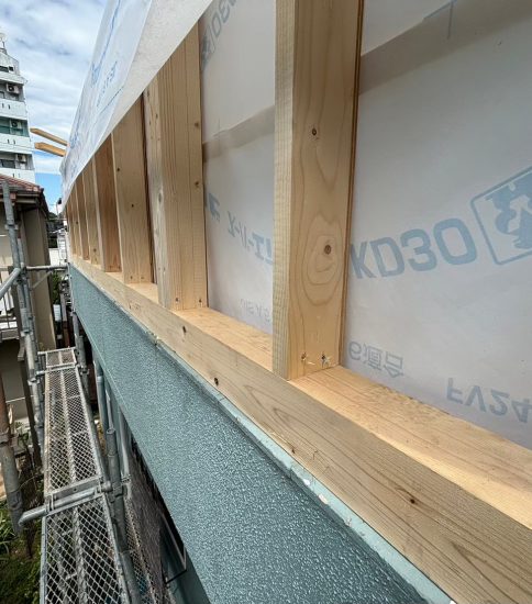 名古屋市名東区にて雨漏りで腐ってしまったベランダの下地を修理しました。外壁は金属サイディングにて貼替