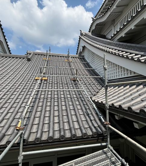 城のような店舗の屋根瓦からの雨漏りを修理しました　原因は壁際と谷や外壁