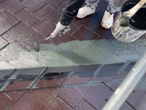 屋根塗装する職人