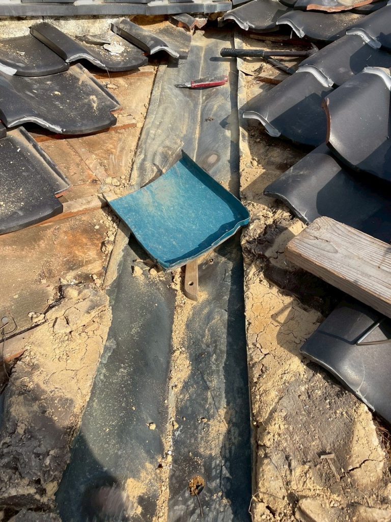 豊田市で谷板金撤去の為に瓦を撤去している様子