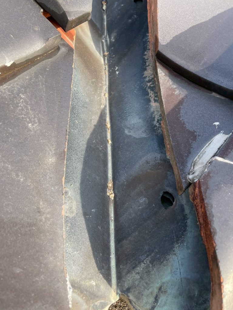 豊田市の瓦屋根谷板金に穴があいている様子