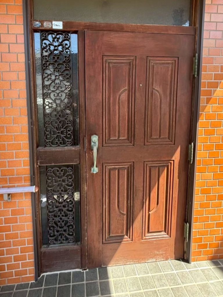 桑名市で玄関ドアを交換している様子