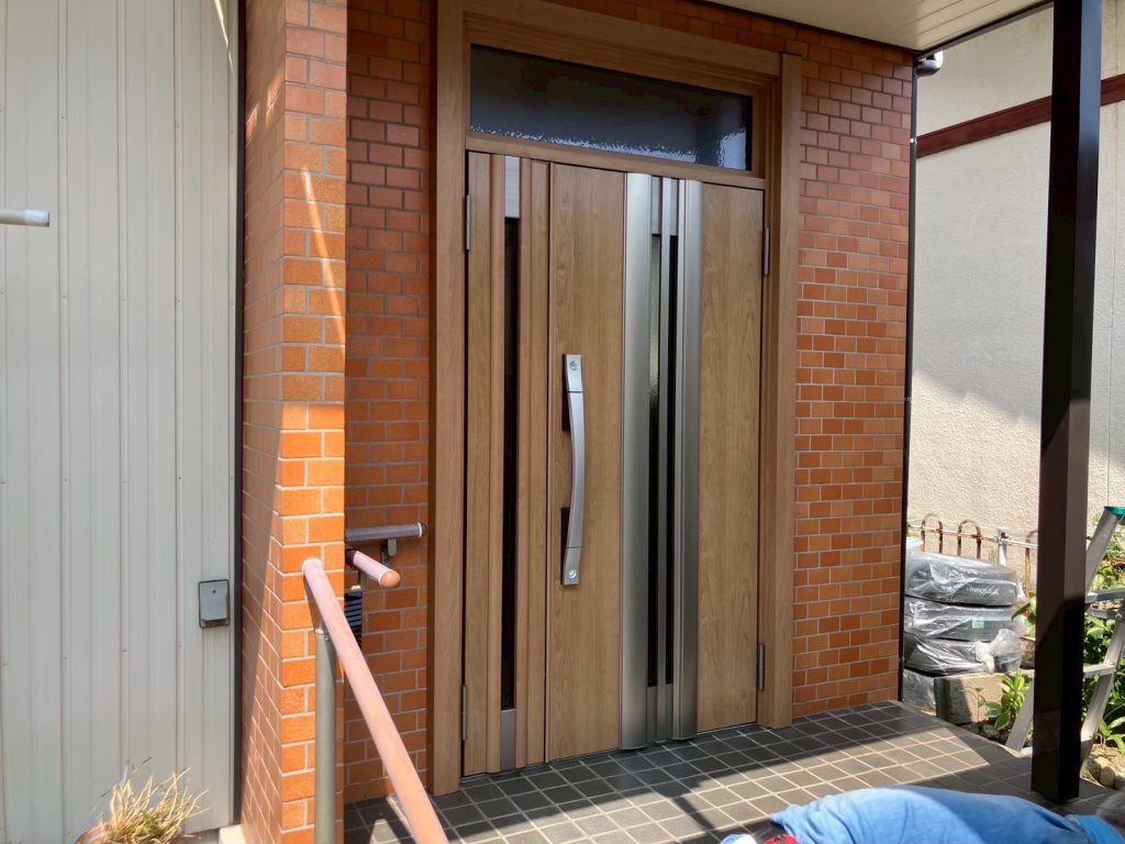 桑名市で玄関ドアを交換した完成写真