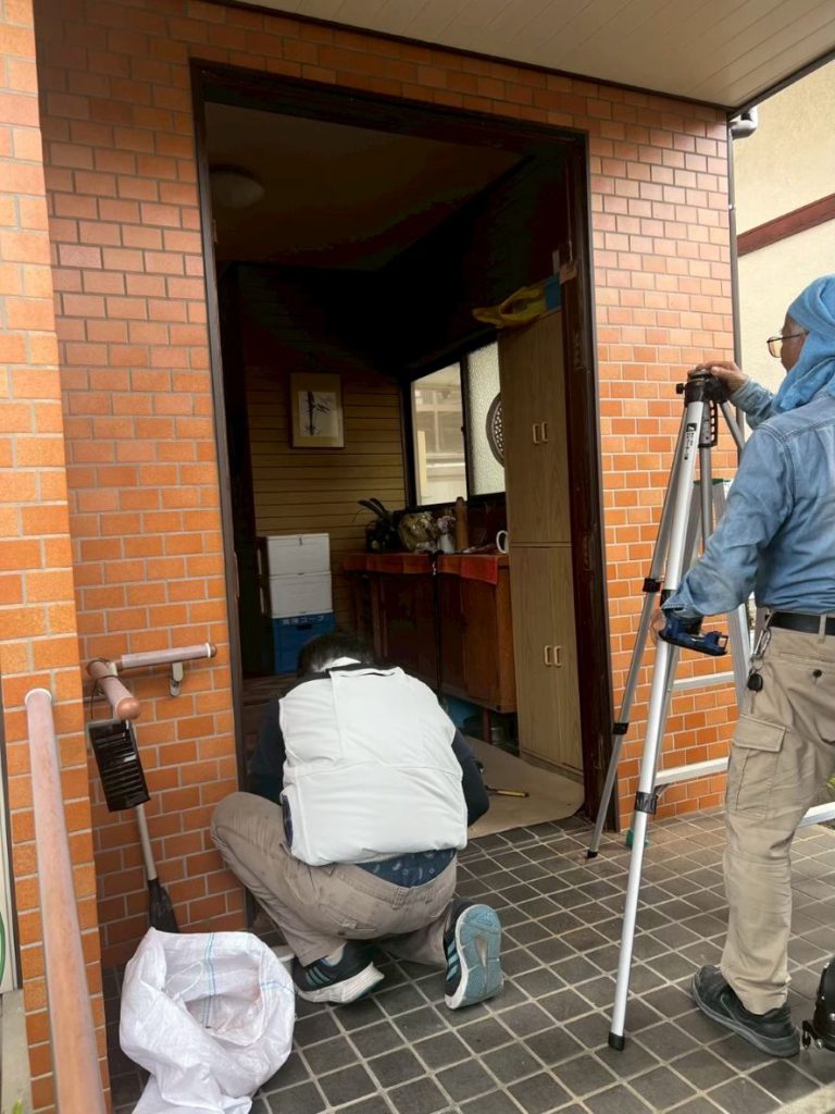 桑名市で玄関ドアを交換している作業風景
