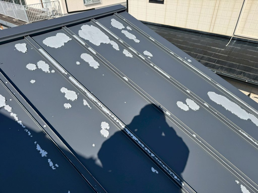 名古屋市守山区でガルバ二ウムの屋根の塗膜が剥離している様子