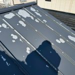 名古屋市守山区でガルバ二ウムの屋根の塗膜が剥離している様子