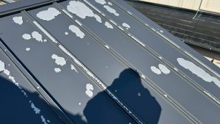 名古屋市守山区でガルバ二ウムの屋根の塗膜が剥離している様子