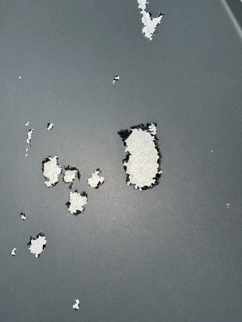 名古屋市守山区でガルバ二ウムの屋根の塗膜が剥がれている様子