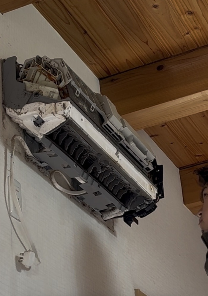 名古屋市守山区でエアコン清掃の為に解体して内部を確認している様子