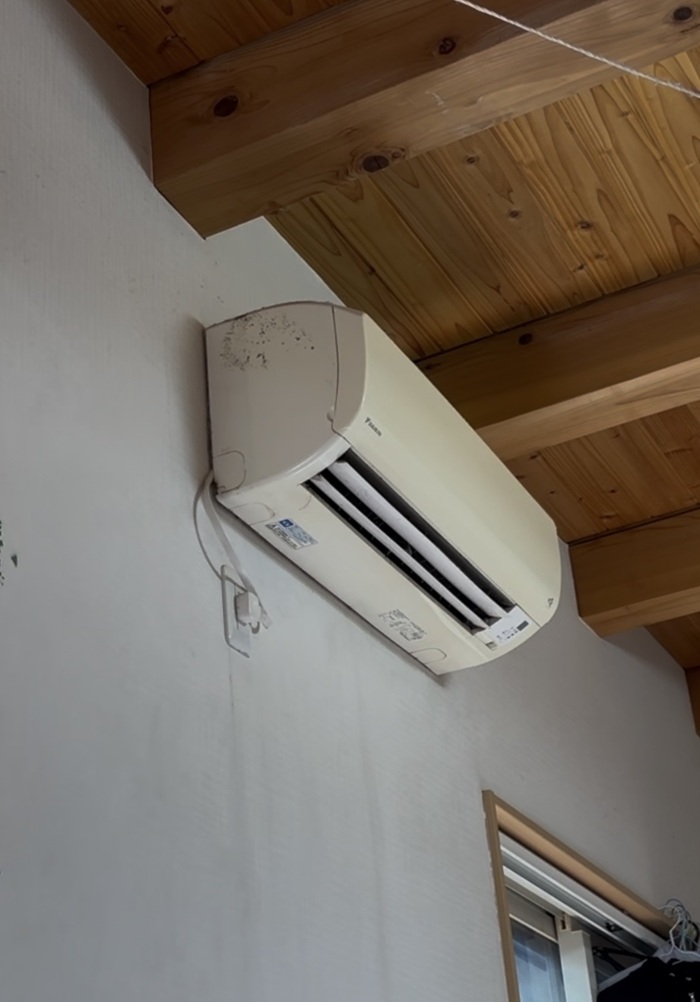 名古屋市守山区でエアコン清掃後に本体を復旧した様子