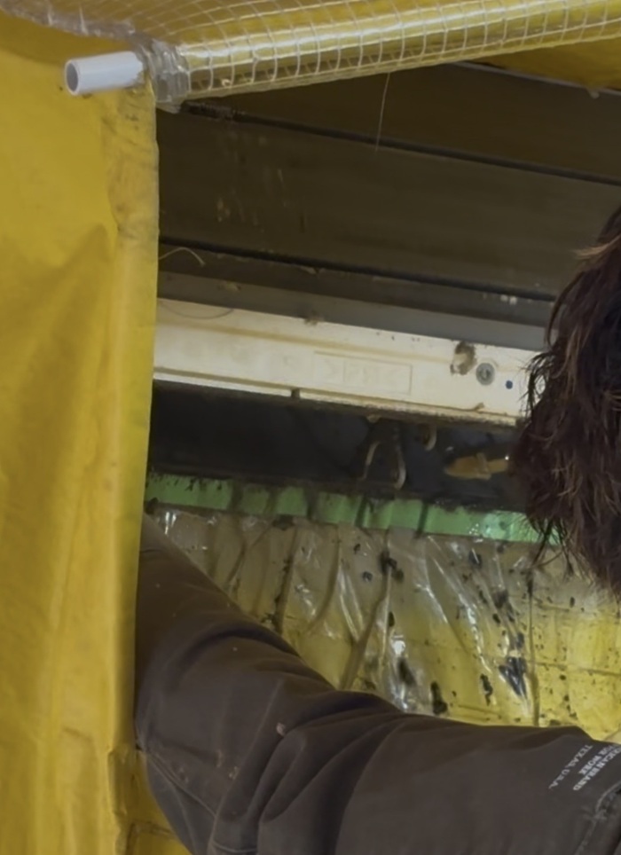 名古屋市守山区でエアコン清掃中に汚れが出てきている様子