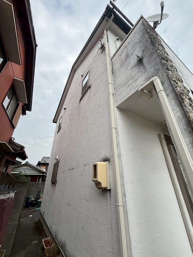 桑名市で西面にかなりコケが生えている様子