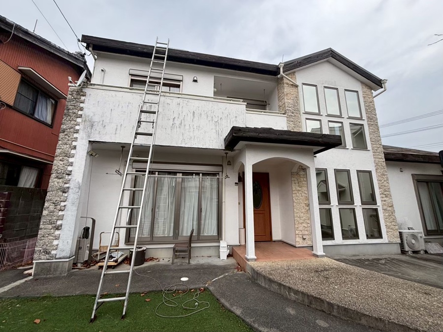 桑名市で漆喰壁にコケがたくさんついている様子