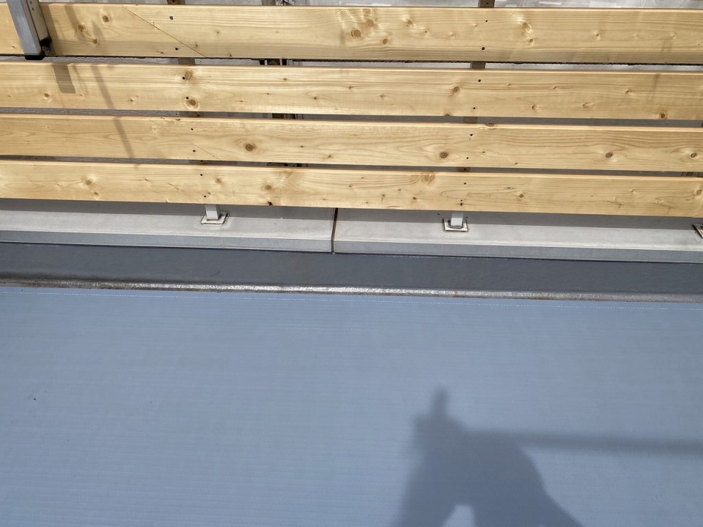 守山区でベランダ防水前の通気シートを貼った