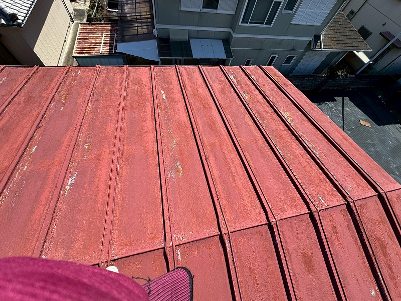 津市でトタン屋根が錆等劣化している様子