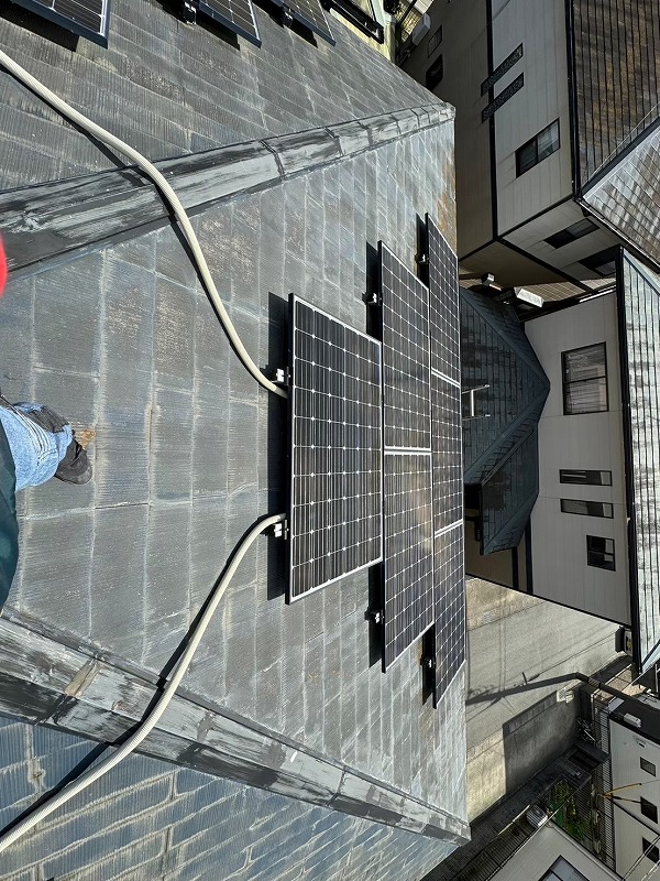 名古屋市守山区で屋根のカラーベストが傷んでいる様子　塗装前　太陽光パネルがついている