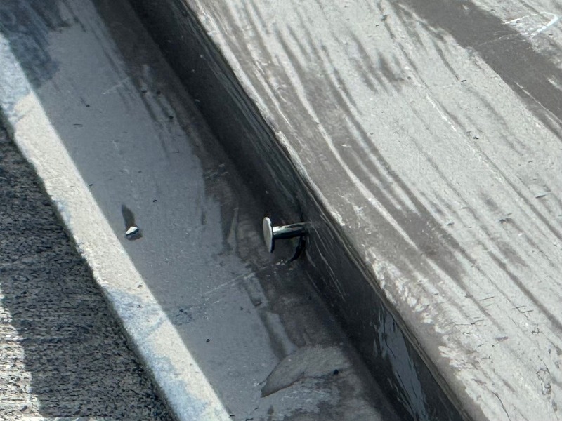 名古屋市守山区のカラーベスト屋根の棟固定釘が浮いている様子