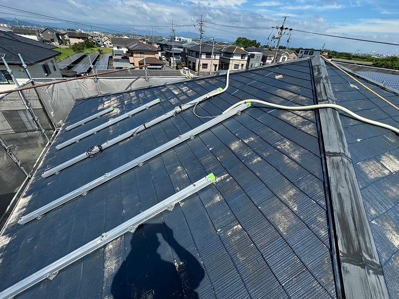 名古屋市守山区で塗装工事の為に一時的に太陽光パネルを取り外した様子