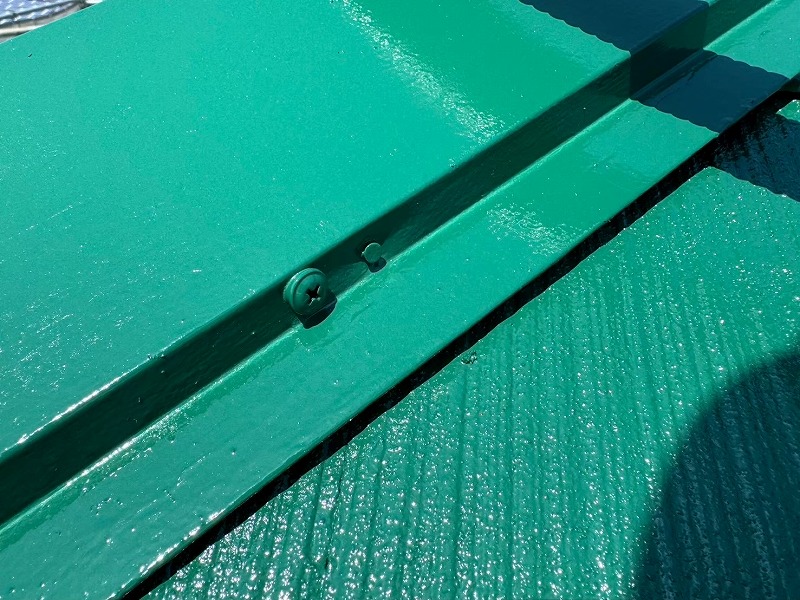 名古屋市守山区で棟板金をパッキンビスにて追加固定した様子