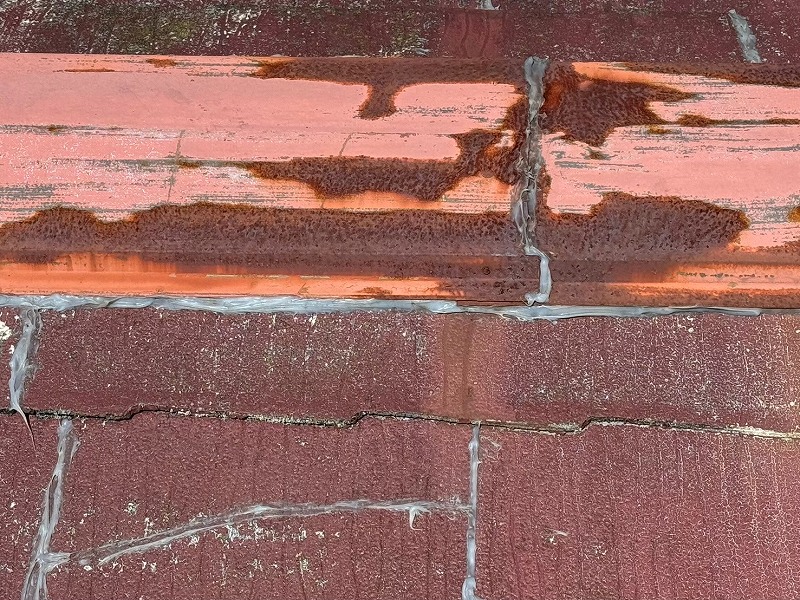 守山区で棟板金が錆びて釘もぬけている様子