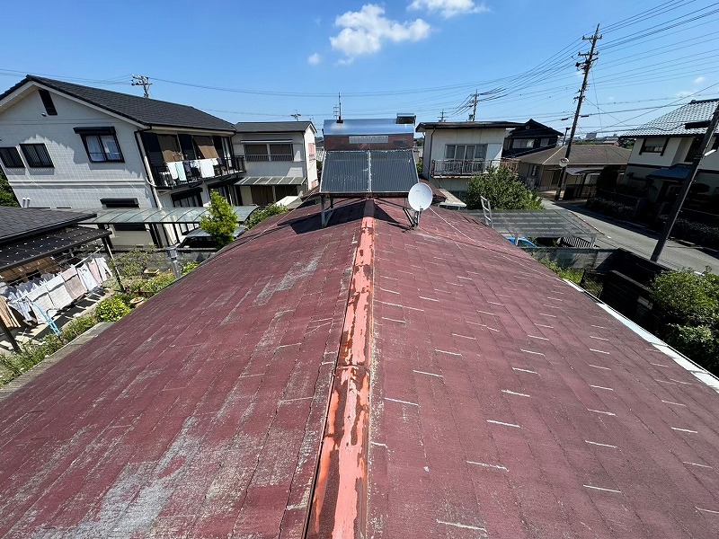 守山区でカラーベスト屋根がかなり劣化している状況