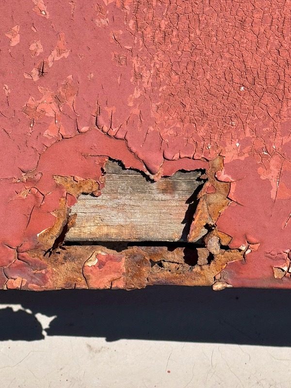 津市でトタン屋根の穴あきにより下地が露出している様子