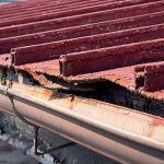 津市でトタン屋根がかなり傷んでいる様子