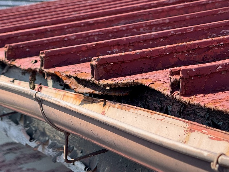 津市でトタン屋根がかなり傷んでいる様子