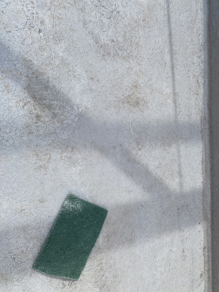 守山区でベランダにケレン作業している様子