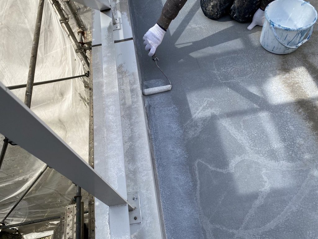 守山でベランダにプライマーを塗布している様子