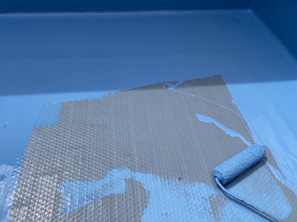 守山区でベランダにウレタン塗膜防水を施工している様子1回目