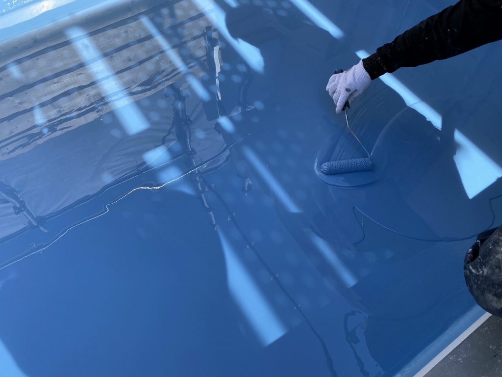 守山区でウレタン塗膜防水の2層目を施工している様子