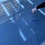 守山区でウレタン塗膜防水の2層目を施工している様子