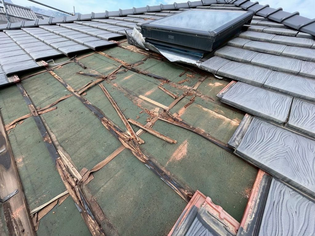 岐阜県池田町で天窓からの雨漏りによって屋根下地が腐っている様子