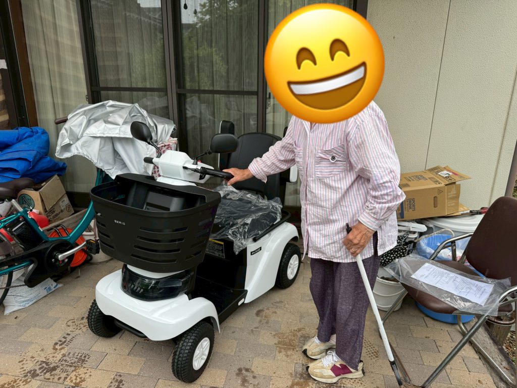 守山区でスロープをシニアカーが使用している様子