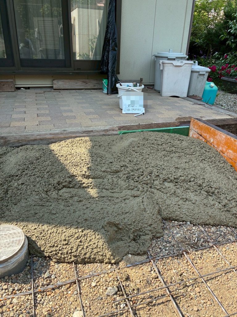 守山区で介護保険を使用してスロープを作成
コンクリート打設している様子
