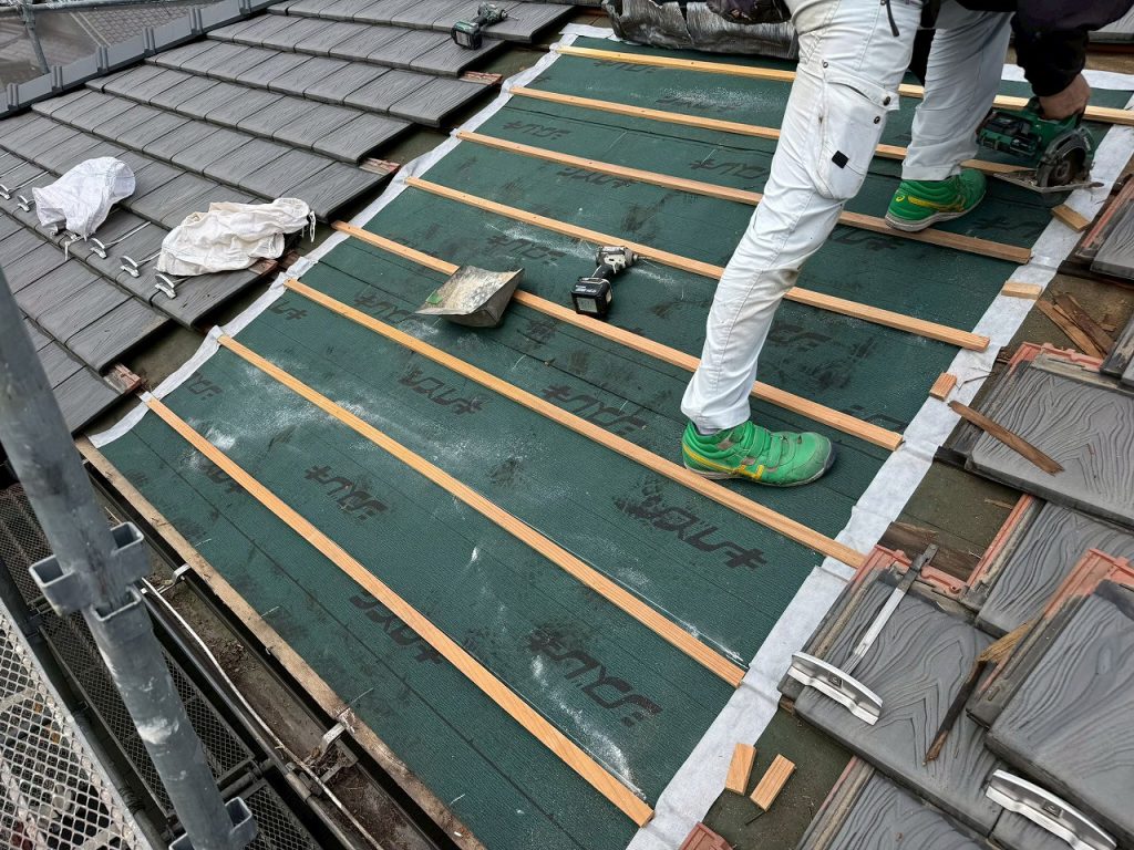 岐阜県池田町でルーフィング貼り直し後に新しい瓦桟木を取り付けている様子