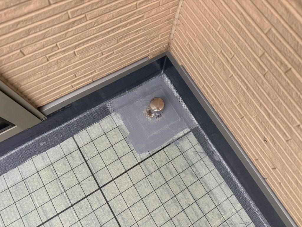 犬山市のベランダ防水で脱気筒を取付している様子