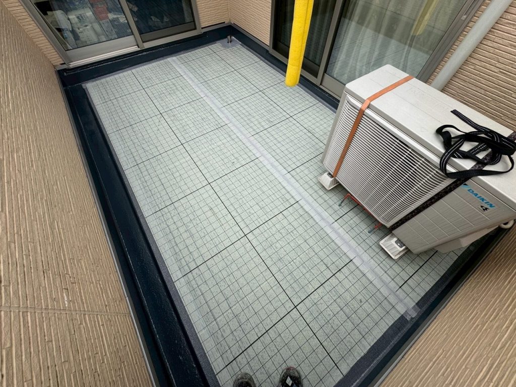 犬山市でウレタン塗膜防水を施工する際のメッシュシート貼り