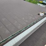 尾張旭市で横葺き屋根のケラバを立ち上げ加工している様子