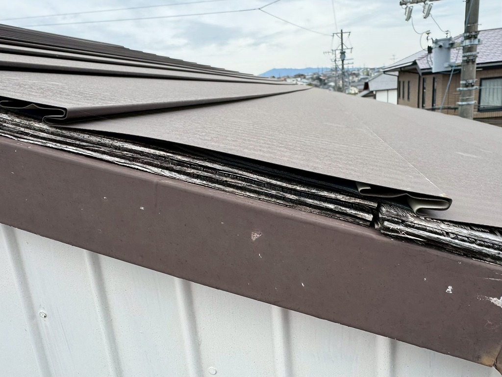 尾張旭市でケラバの板金が飛散した屋根の様子