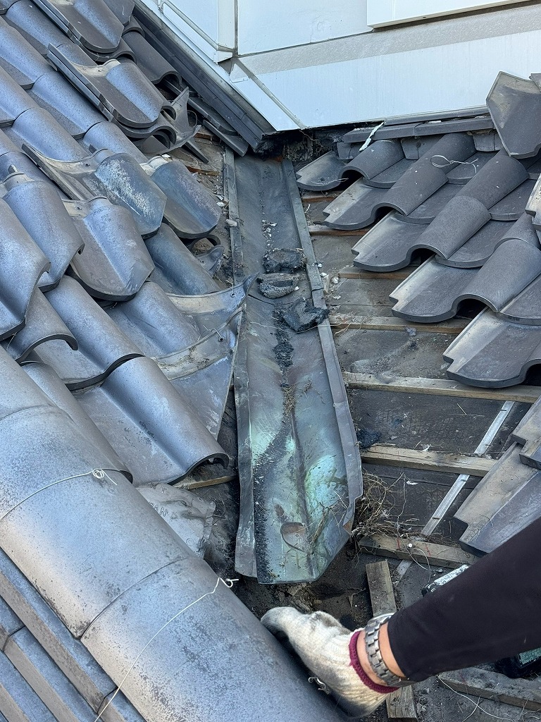 豊田の大型店舗の谷板金既設が幅がせまい様子
