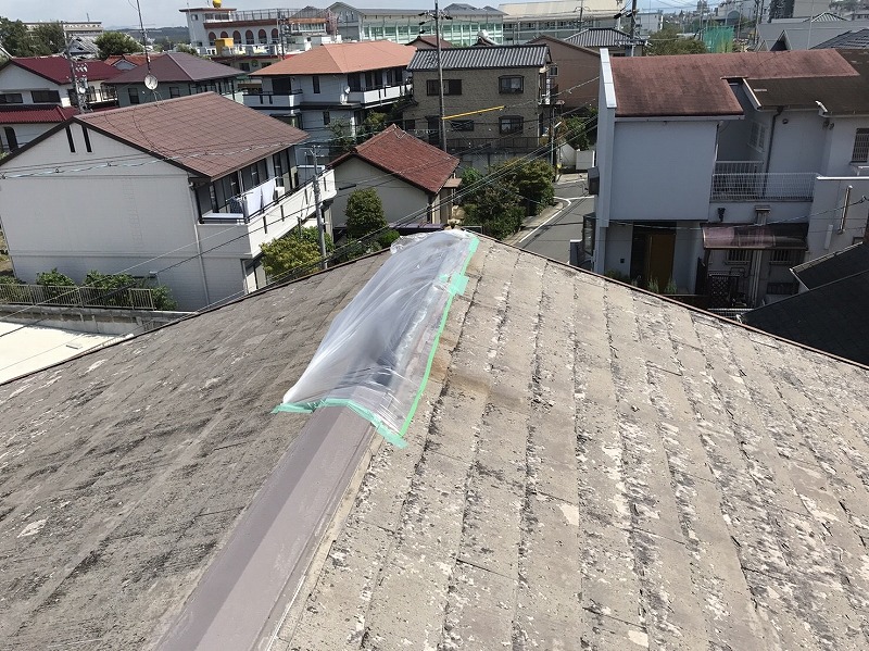 春日井市で棟板金が飛んだ屋根に応急的な養生をした様子