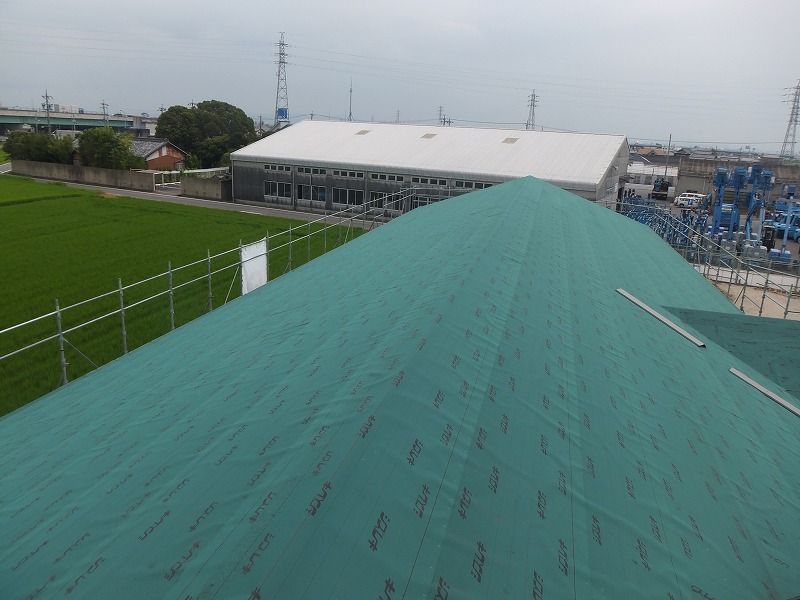 春日井市で施工した大型物件の屋根にルーフィングを施工した写真