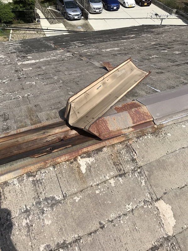 春日井市で屋根の棟板金がめくれている写真