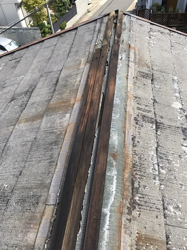 春日井市で棟板金が剥がれて下地の木がむき出しの写真