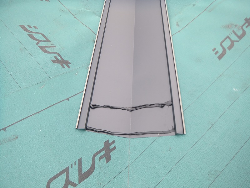 春日井市の大型物件で谷板金を施工している様子