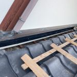 守山区で壁際の捨て水切りを新しく施工した様子
